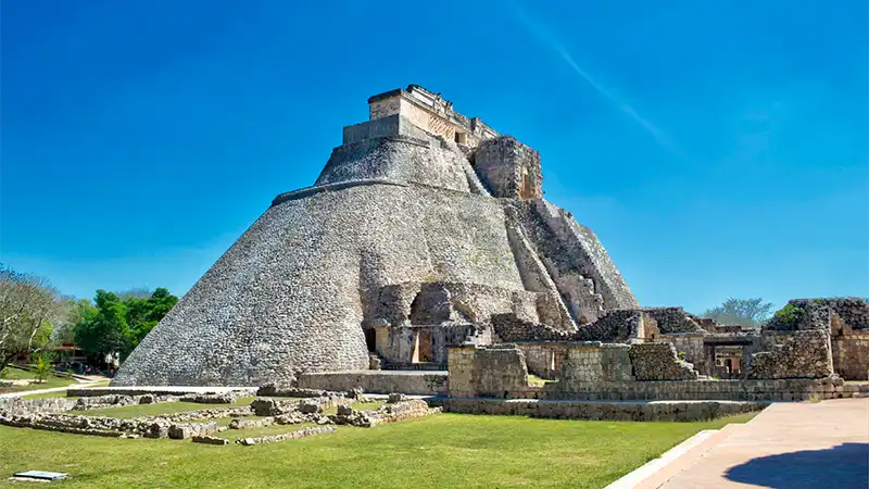 casa-del-adivino-sitio-arqueologico-de-uxmal-ubicado-en-yucatan-mexico