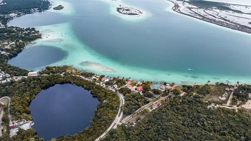 la-laguna-de-los-siete-colores-de-bacalar-en-quintana-roo-mexico