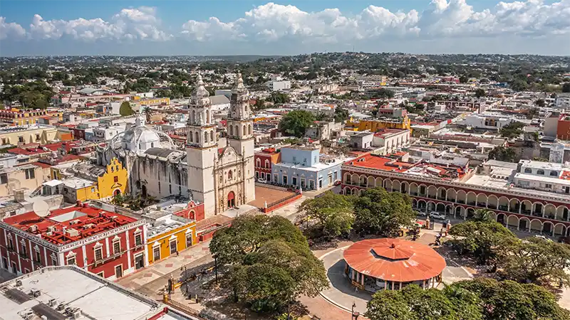 paisaje-urbano-del-centro-de-campeche-en-un-dia-soleado-mexico