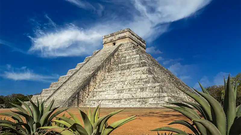 piramide-de-chichen-itza-patrimonio-de-la-unesco-yucatan-mexico