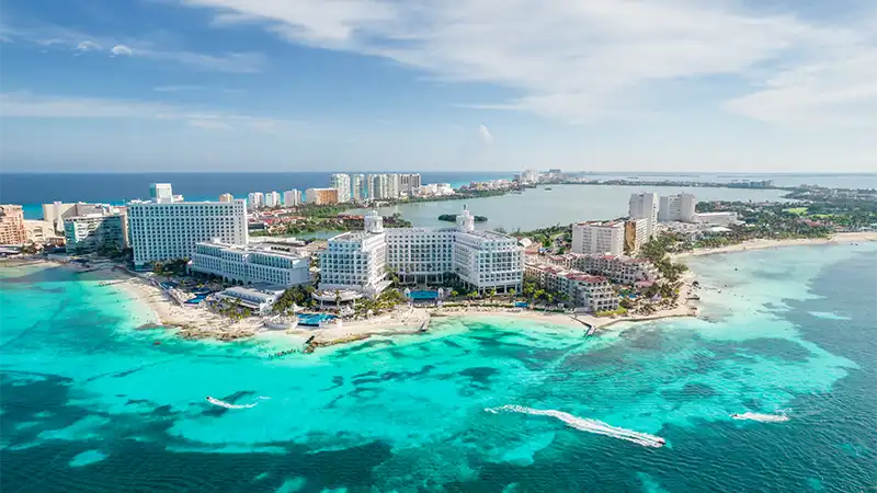 vista-panoramica-aerea-de-la-playa-de-cancun-y-la-zona-hotelera-de-la-ciudad-en-mexico-paisaje-de-la-costa-caribena